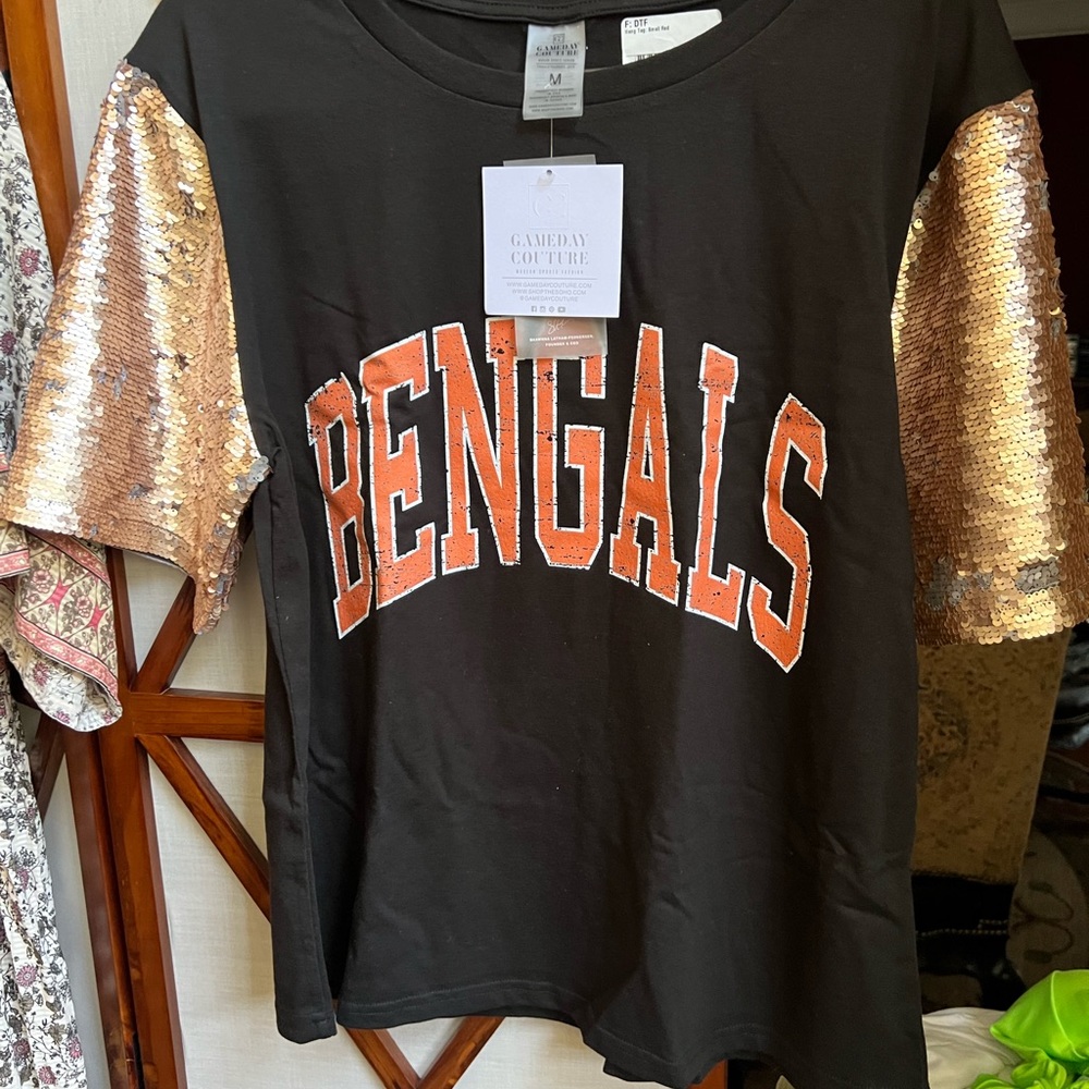 CINCY BENGALS ✨BLINGY✨SEQUIN SLEEVES on SHIRT
NEW with Tags !!!